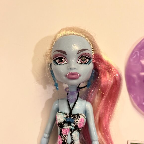 Abbey Bominable Skull Shores G1 Monster High 2011 Doll - Picture 4 of 7